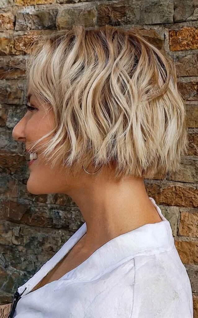 Trendy Wavy Ear-Length Bob